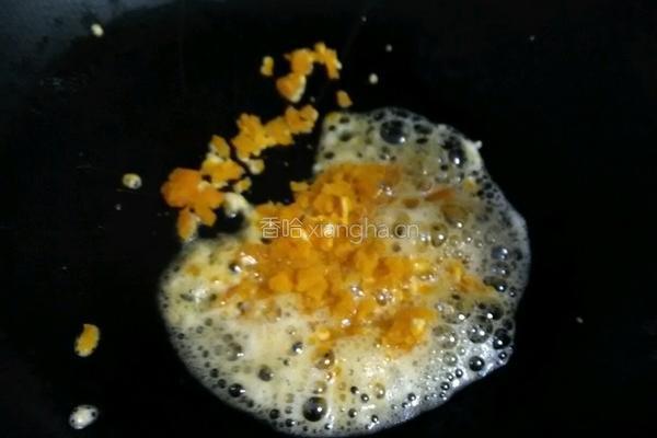 咸蛋黄柴火饭锅巴的做法图解6