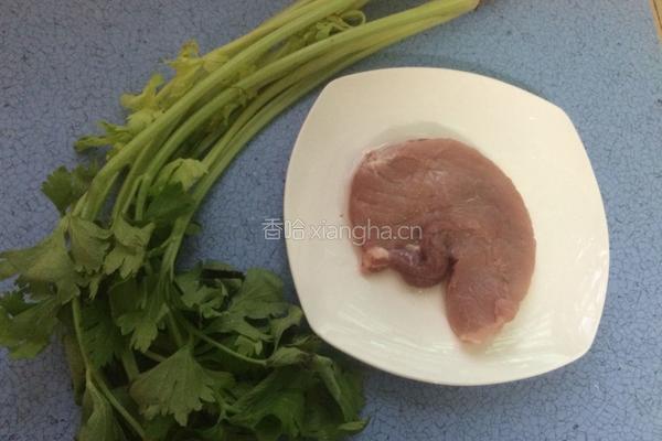 芹菜木耳炒肉的做法图解2