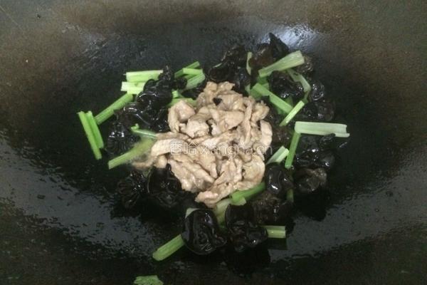 芹菜木耳炒肉的做法图解9
