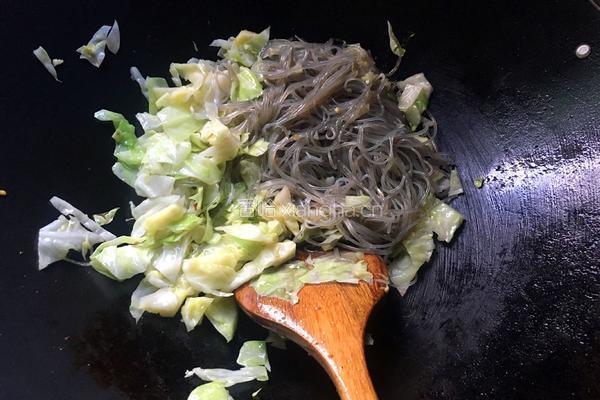 包菜粉条的做法图解7