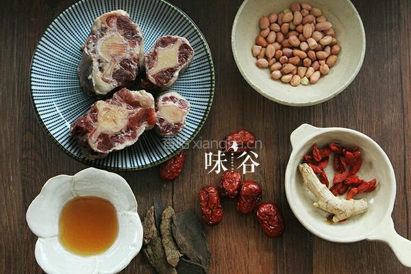 杜仲花生牛尾汤的做法图解1