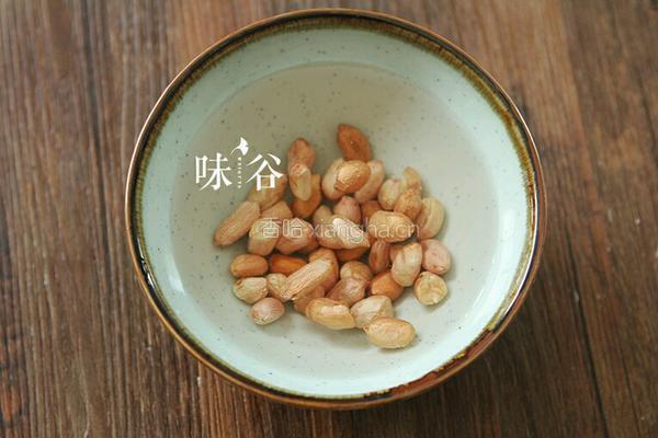 杜仲花生牛尾汤的做法图解3