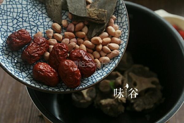 杜仲花生牛尾汤的做法图解4