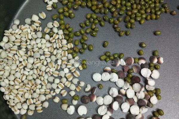 绿豆薏米芡实粥的做法图解2