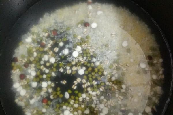 绿豆薏米芡实粥的做法图解3