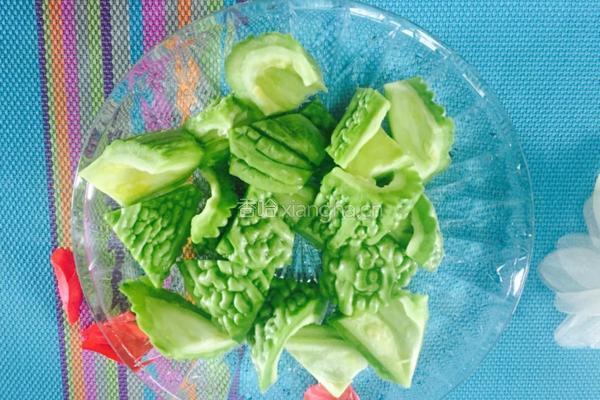 苦瓜鸡汤的做法图解3