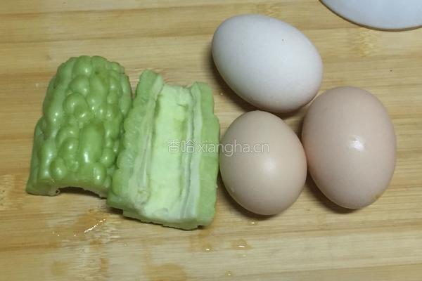 苦瓜鸡蛋饼的做法图解1