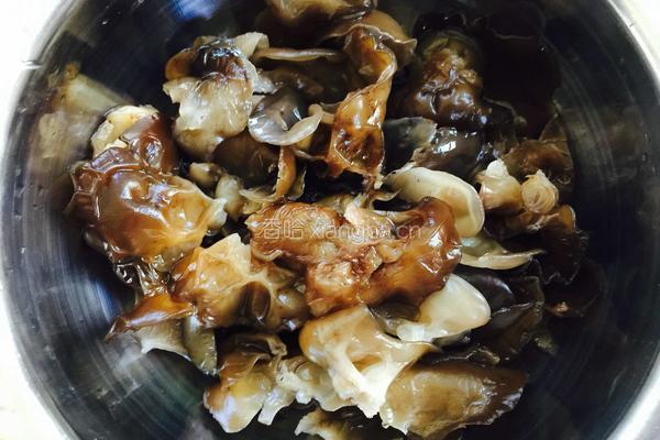 木耳炒鸡的做法图解1