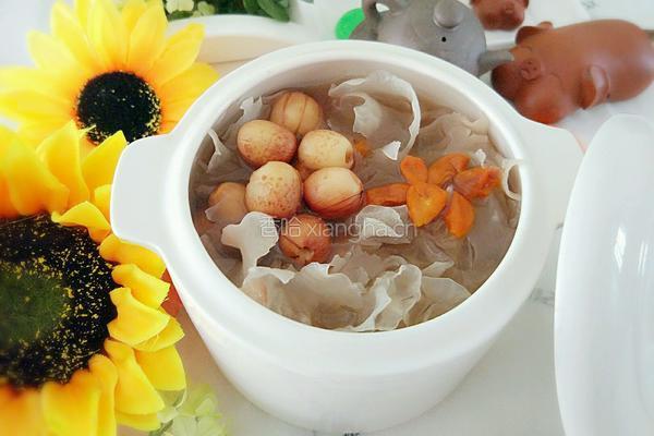 燕窝银耳莲子羹的做法图解1