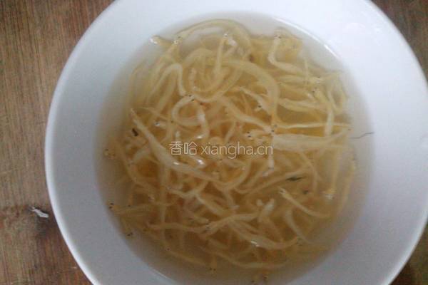 银鱼鸡蛋汤的做法图解1