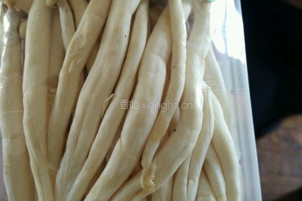 海鲜菇炒鸡蛋的做法图解1
