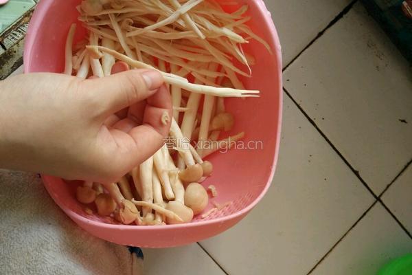 海鲜菇炒鸡蛋的做法图解4