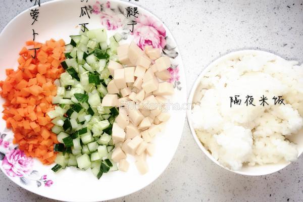 什锦蔬菜炒米饭的做法图解1