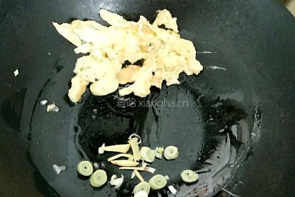 西红柿鸡蛋木耳面条的做法图解3