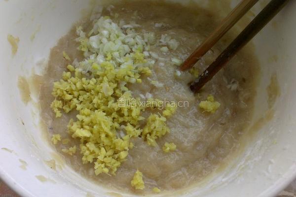 汆鲅鱼丸子的做法图解6