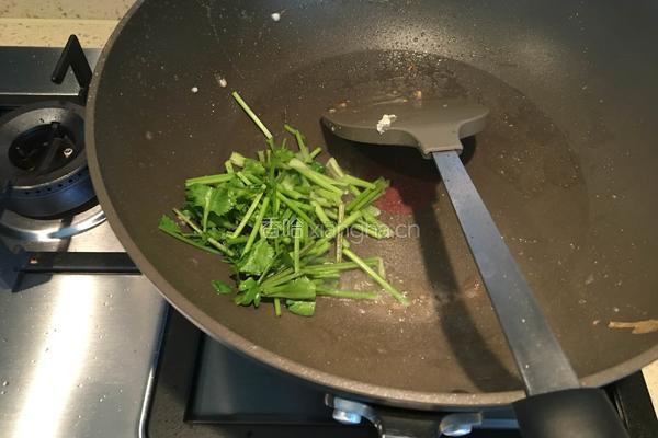 香菜炒鹅蛋的做法图解6