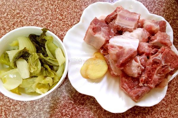 酸菜排骨的做法图解2