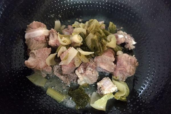 酸菜排骨的做法图解5