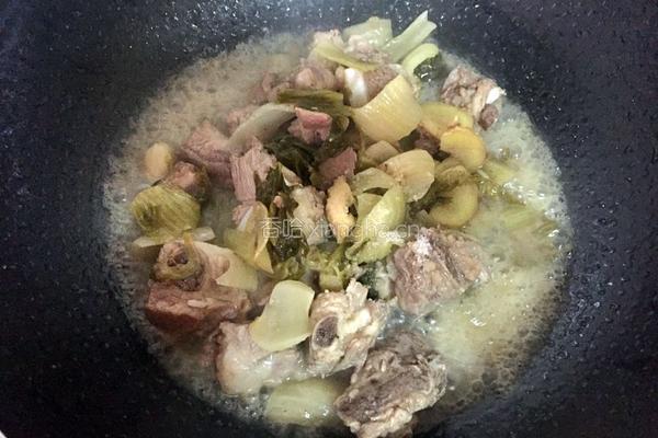 酸菜排骨的做法图解7