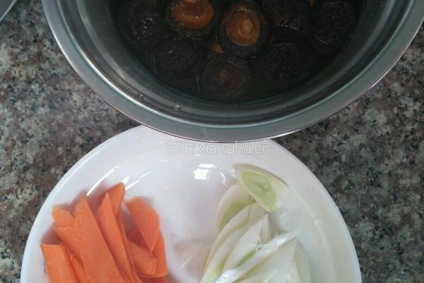 香菇炒鸡腿的做法图解1
