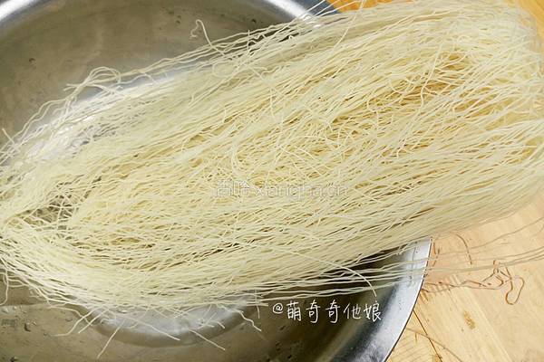 绿豆芽炒面的做法图解2