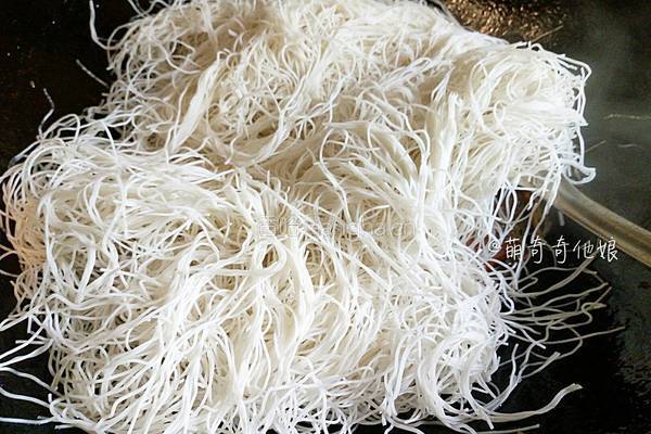 绿豆芽炒面的做法图解11