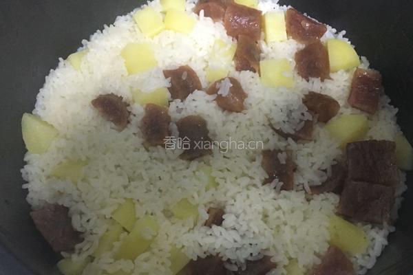 腊肠土豆饭的做法图解2