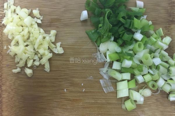 辣酱茄条肉丝的做法图解1