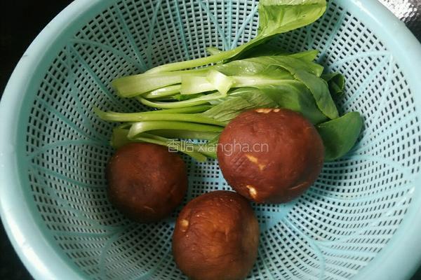 香菇青菜汤的做法图解1