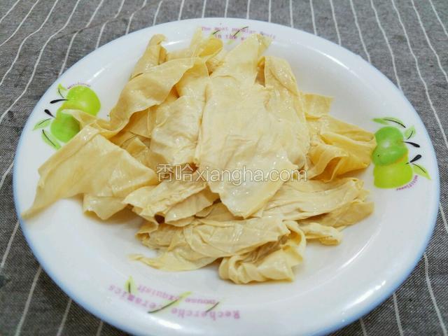 豆筋洗干净，用手撕成小块。

