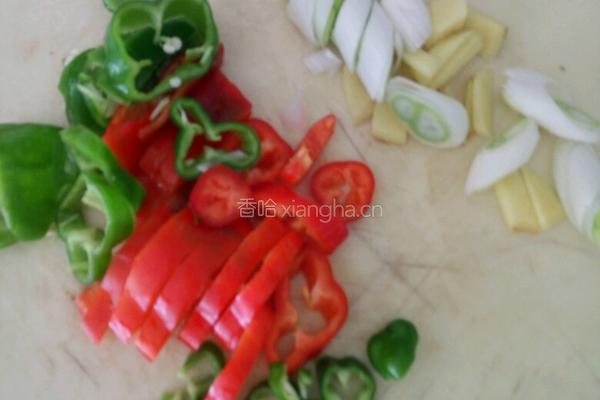 土豆炖鸡翅的做法图解1