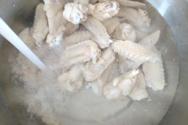 土豆炖鸡翅的做法图解2