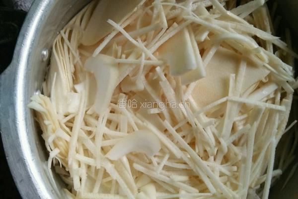 排骨海米竹笋汤的做法图解5