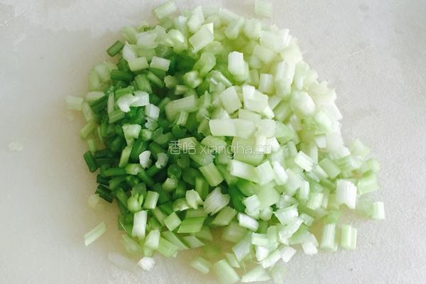 芹菜牛肉末的做法图解1