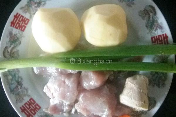 土豆烧猪肉的做法图解1