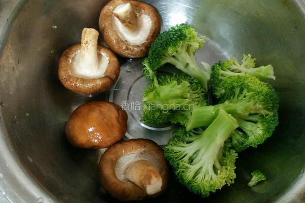 香菇炒西兰花的做法图解1