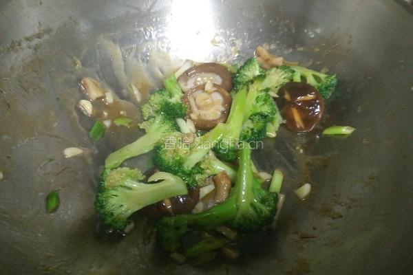 香菇炒西兰花的做法图解10