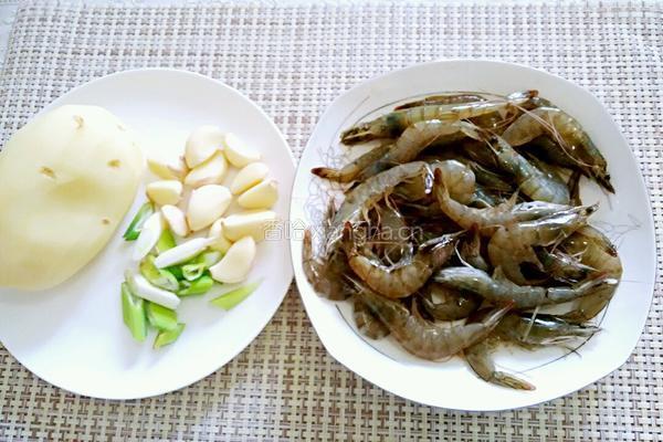干锅土豆虾的做法图解1