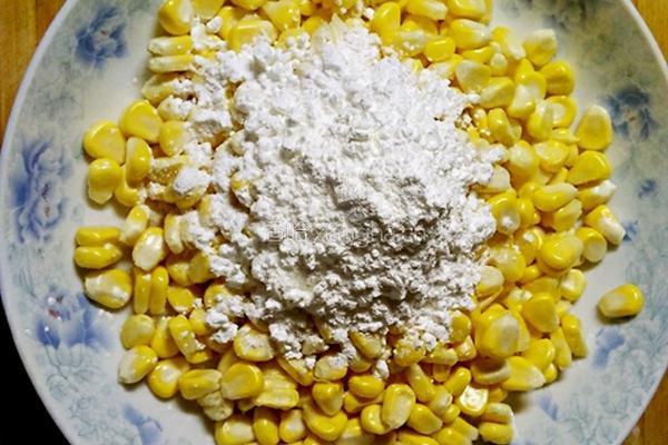 甜脆玉米烙的做法图解3