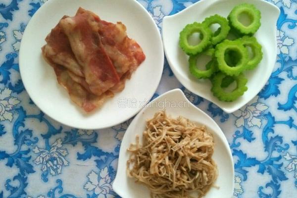 苦瓜培根金针菇卷的做法图解7