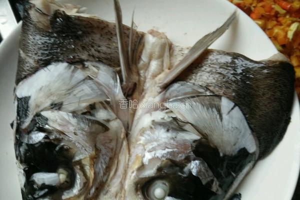 剁椒鱼头的做法图解1
