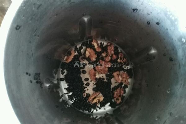黑芝麻核桃黑豆糊的做法图解2
