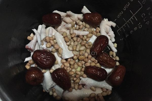 红枣花生煲鸡爪的做法图解2