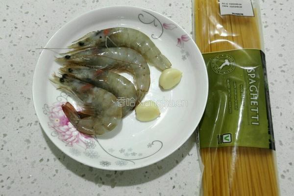 蒜香鲜虾意大利面的做法图解1