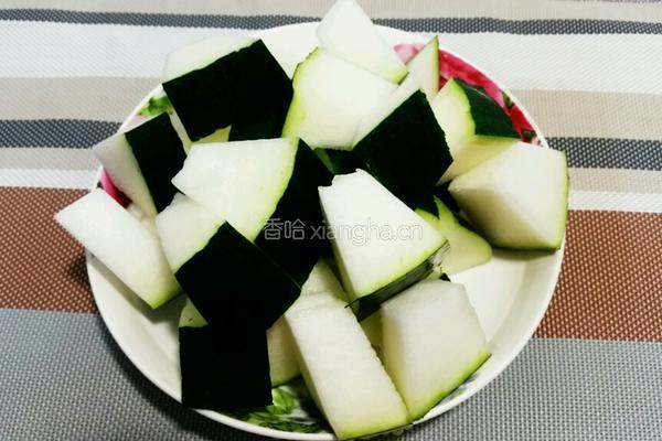 冬瓜薏米猪骨汤的做法图解2