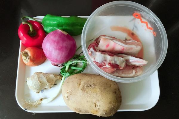 土豆肉丁盖浇饭的做法图解1
