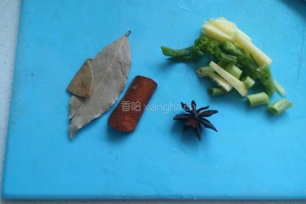 红烧鸡块烧土豆的做法图解2