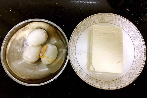 咸蛋蒸豆腐的做法图解1