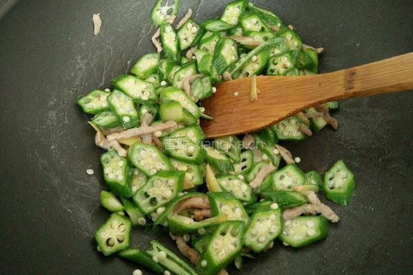 肉丝炒黄秋葵的做法图解7