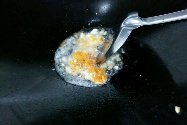 咸蛋黄炒虾的做法图解4